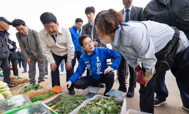 가락동 농수산물 시장 상인과 대화하는 정원오 서울시장 후보