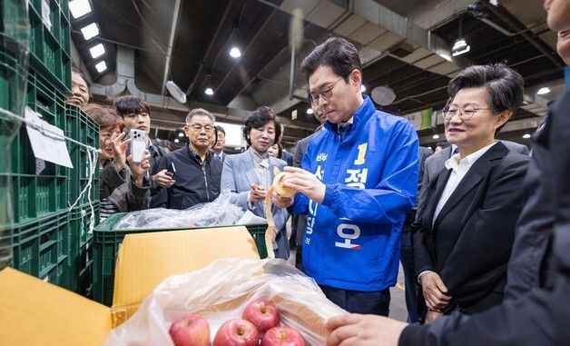 사과 깎는 정원오 서울시장 후보