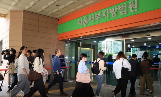 서부지방법원으로 들어가는 공익제보교사 부당전보철회 공대위 회원들