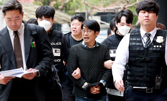 영장실질심사 출석하는  지혜복 씨 복직 요구 시위대 3인