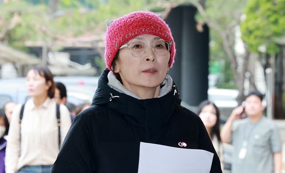 고공농성 벌이다 체포된 해임교사 지혜복씨, 서부지법 방문