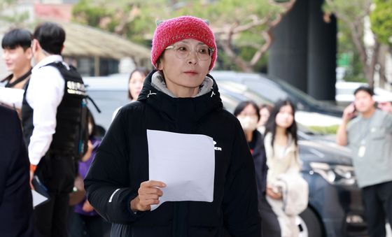 서부지법으로 들어서는 해임교사 지혜복씨