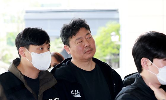 법원으로 소환된 지혜복 씨 복직 요구 시위대 3인