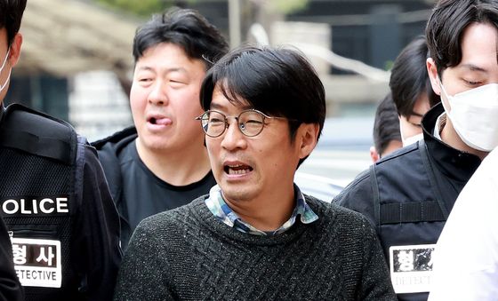 영장실질심사 출석하는  지혜복 씨 복직 요구 시위대 3인