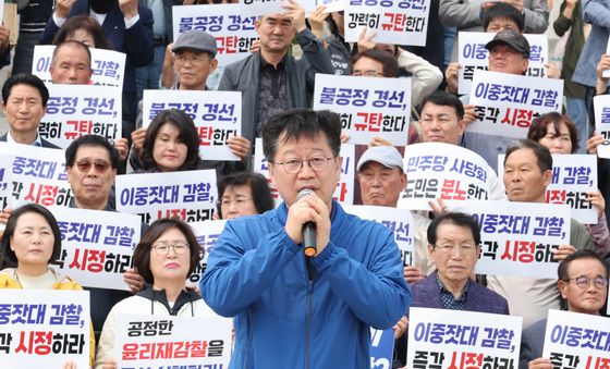 기자회견하는 안호영