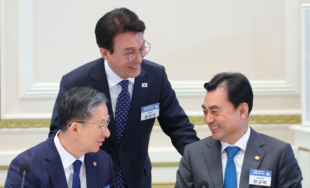 대화 하는 김민석 총리·안규백 국방부 장관·정성호 법무부 장관