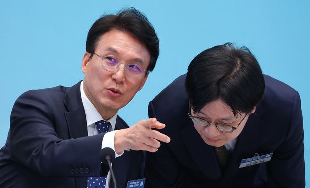 대화 나누는 김민석 총리와 김정관 장관