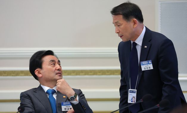 대화 나누는 안규백 장관과 김현종 안보1차장