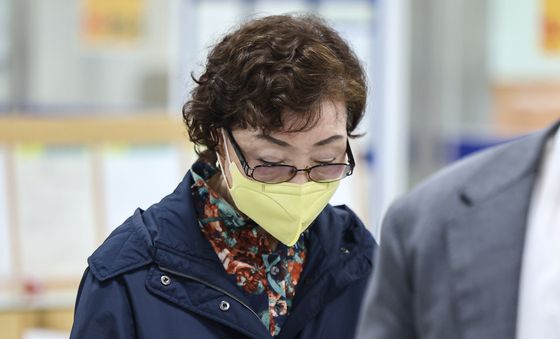 법정 출석하는 김건희 여사 모친 최은순씨