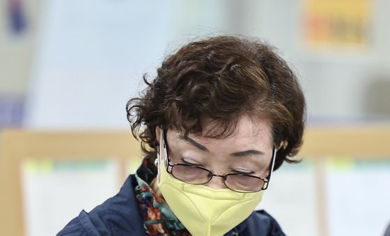 법정 출석하는 김건희 여사 모친 최은순씨