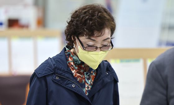 법정 출석하는 김건희 여사 모친 최은순씨