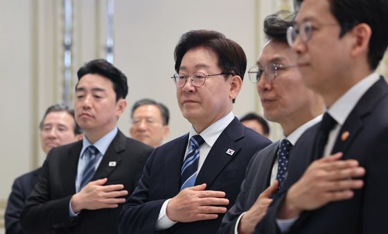 이재명 대통령, 공공기관 및 유관기관 업무보고 국민의례