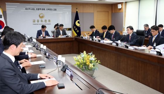 중동상황 피해업종 관련 산업ㆍ금융권 간담회 갖는 이억원 위원장