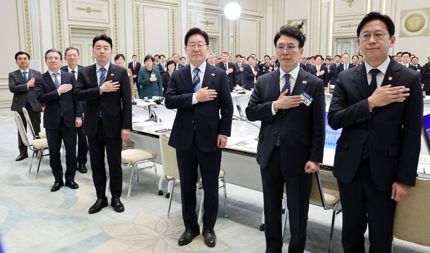 이재명 대통령, 공공·유관기관 업무보고 국민의례