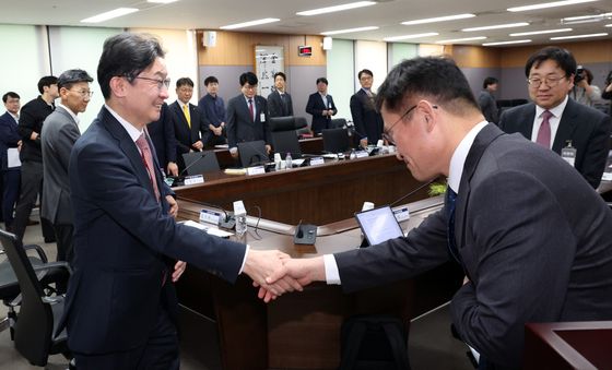 철강업계와 중동상황 소통하는 이억원 위원장