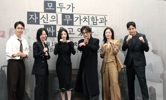 '무가치함과 싸우는' 배우들