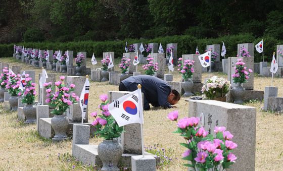 4.19민주묘지 찾은 유족