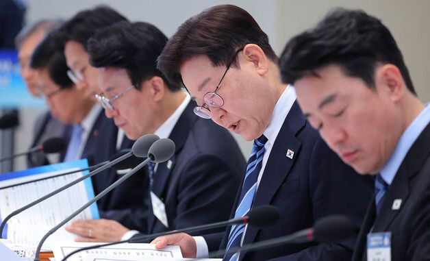 자료 살피는 이재명 대통령