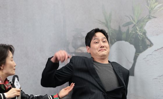 포즈와 싸우는 박해준