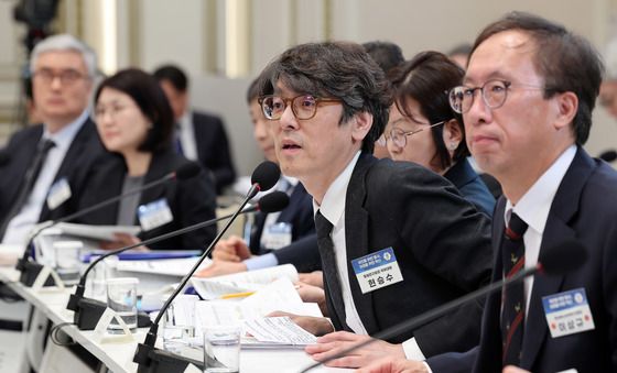 이 대통령 질문에 답하는 현승수 통일연구원장 직무대행