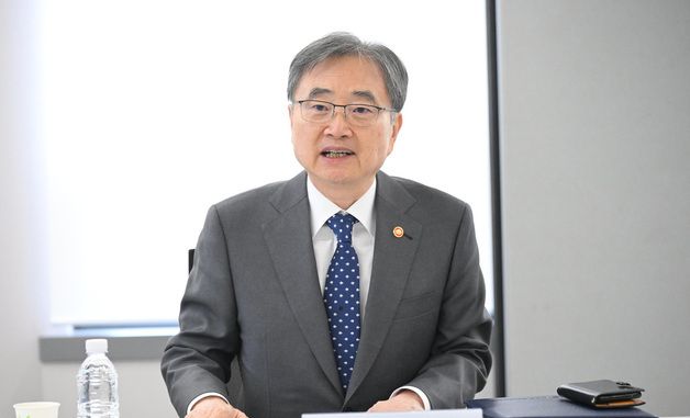 발언하는 조현 외교부 정관