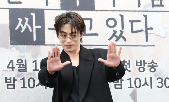 구교환, 8인회 멤버 황동만