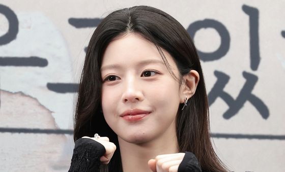 무가치함과 싸우고 있는 고윤정