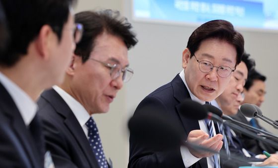 김민석 총리에게 발언하는 이재명 대통령