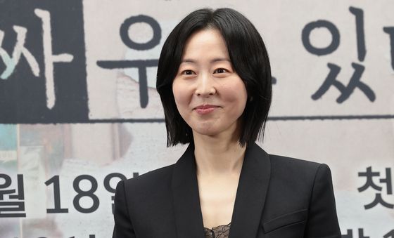 포즈 취하는 강말금