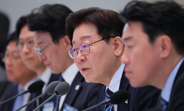 질문 하는 이재명 대통령