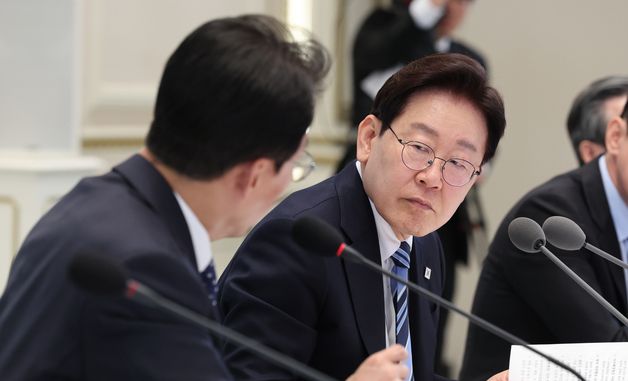 김민석 총리 발언 듣는 이재명 대통령