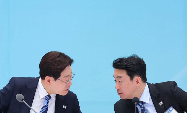 강훈식 비서실장 발언 듣는 이재명 대통령