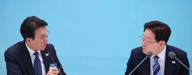 김민석 국무총리 발언 경청하는 이재명 대통령