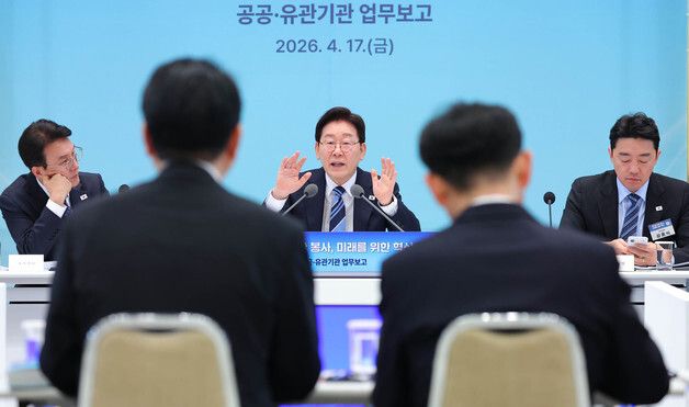 이한주 위원장에게 질문하는 이재명 대통령