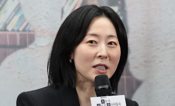 인사말 하는 강말금