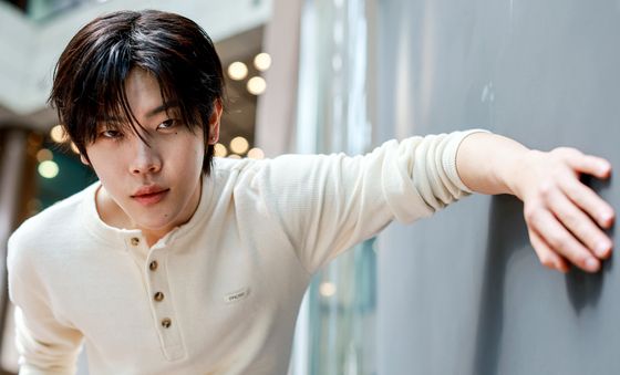 장여준의 드라마틱한 포즈