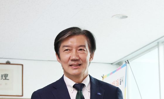 예비후보 등록 위해 평택시선관위 찾은 조국