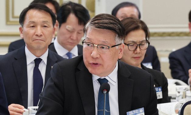 이 대통령 질문에 답변하는 정웅석 한국형사·법무정책연구원장