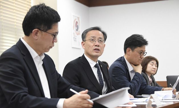 물가관계차관회의 주재하는 이형일 차관