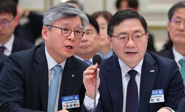 질문 답변하는 오상록 KIST 원장과 이식 KISTI 원장