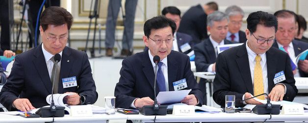 업무보고 하는 윤창렬 국무조정실장