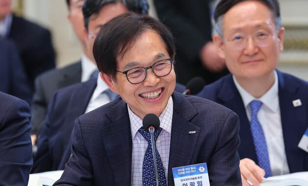 미소 짓는 이광형 한국과학기술원 총장