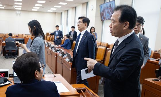 임이자 재경위원장과 대화 나누는 정태호 민주당 간사