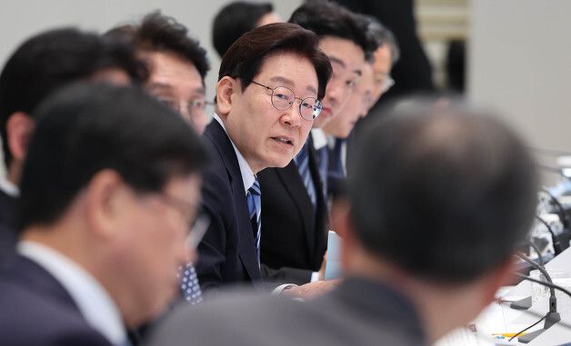 조현 장관에게 질문 하는 이재명 대통령