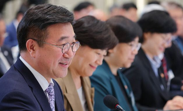 이재명 대통령 질문에 답변 하는 윤호중 장관