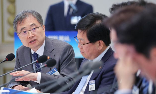 이 대통령 질문에 답변 하는 조현 장관