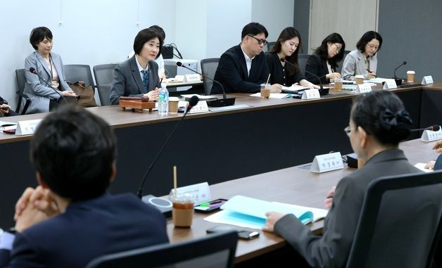 발언하는 이스란 제1차관