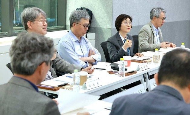 발언하는 이스란 제1차관