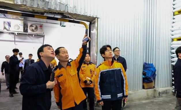 냉동창고 안전관리 실태 점검 하는 홍영근 본부장