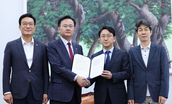 악수하는 천준호·유상범